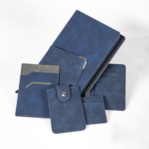 Ежедневник недатированный Solas, формат А5, с магнитом темно-синий, кремовый блок в линейку Ежедневник недатированный Solas, формат А5, с магнитом темно-синий, кремовый блок в линейку