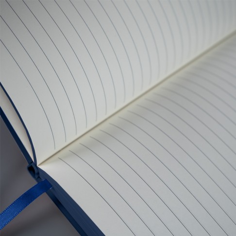 Ежедневник недатированный Solas, формат А5, с магнитом темно-синий, кремовый блок  в линейку