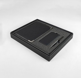 Набор подарочный KENNEDY: ежедневник, ручка и power bank в коробке  с ложементом