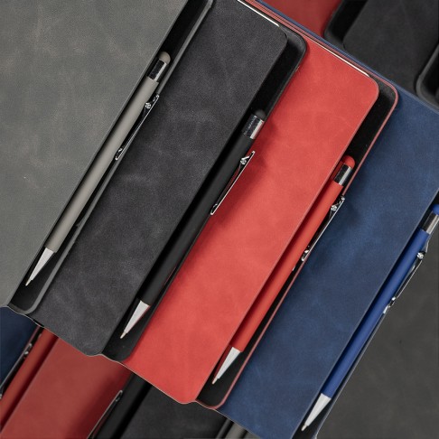 Ежедневник недатированный Solas, формат А5, с магнитом черный, кремовый блок в линейку Ежедневник недатированный Solas, формат А5, с магнитом черный, кремовый блок в линейку