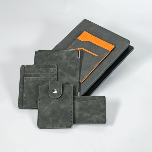 Ежедневник недатированный Solas, формат А5, с магнитом темно-серый, кремовый блок в линейку Ежедневник недатированный Solas, формат А5, с магнитом темно-серый, кремовый блок в линейку