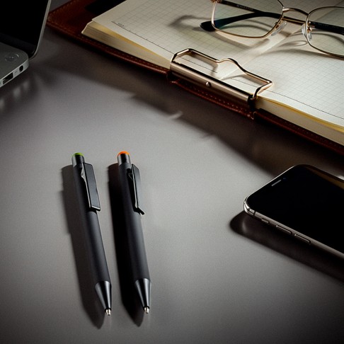 Ручка шариковая FACTOR BLACK со стилусом, черный/зеленый, металл, пластик, софт-покрытие