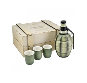 Подарочный набор «С Днем Победы»: штоф Граната-лимонка 500мл, 3 стопки Подарочный набор «С Днем Победы»: штоф Граната-лимонка 500мл, 3 стопки